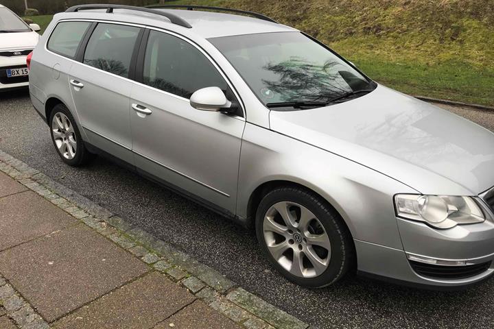 Sølv VW Passat fra 2006