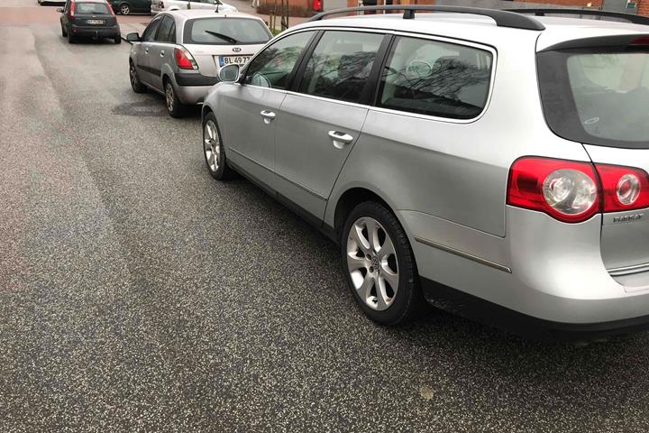 Sølv VW Passat fra 2006