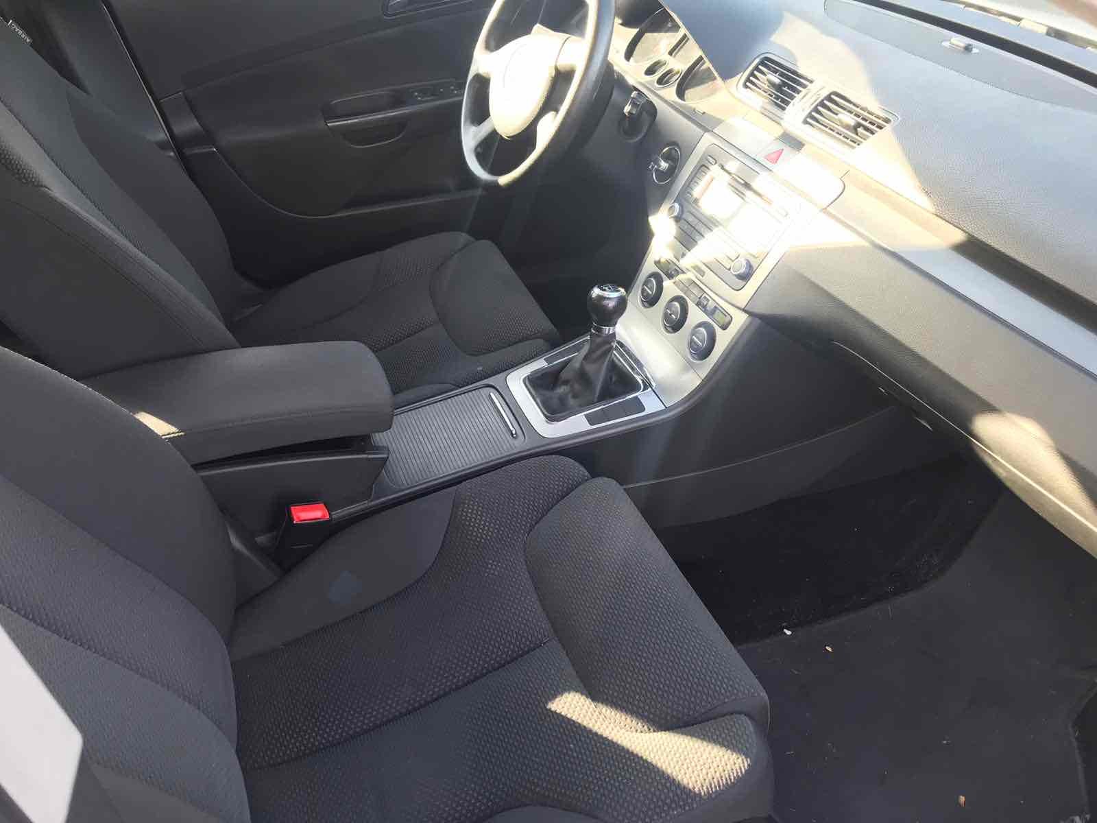 Sølv VW Passat fra 2006