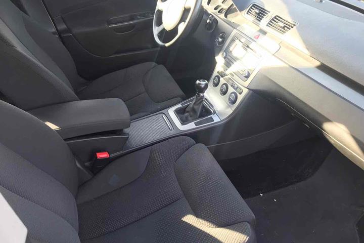 Sølv VW Passat fra 2006