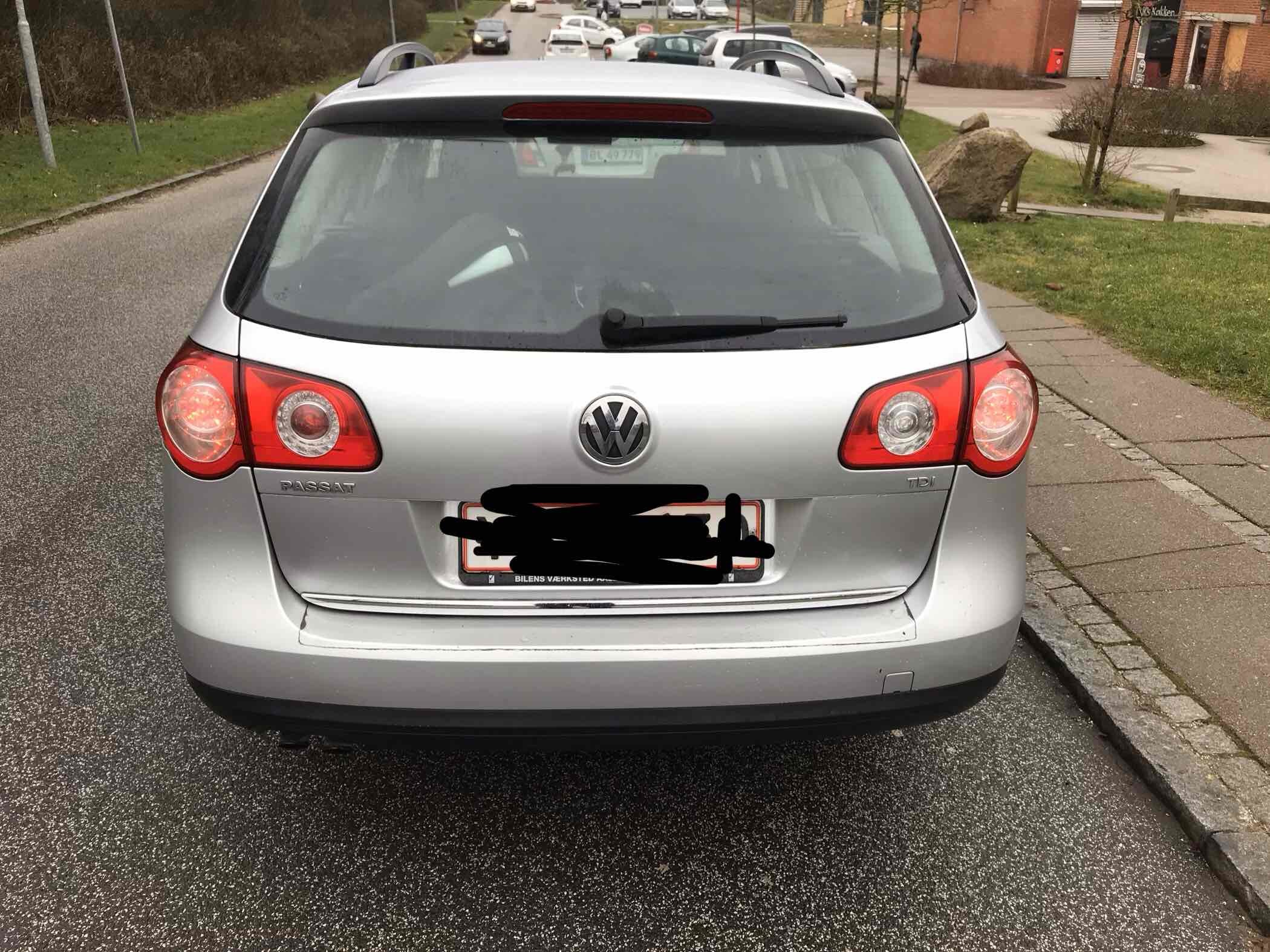 Sølv VW Passat fra 2006