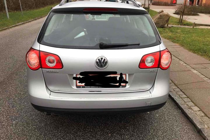 Sølv VW Passat fra 2006