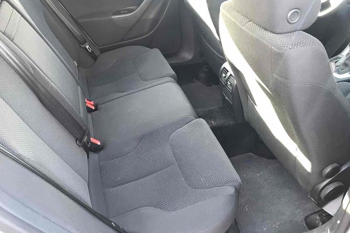Sølv VW Passat fra 2006