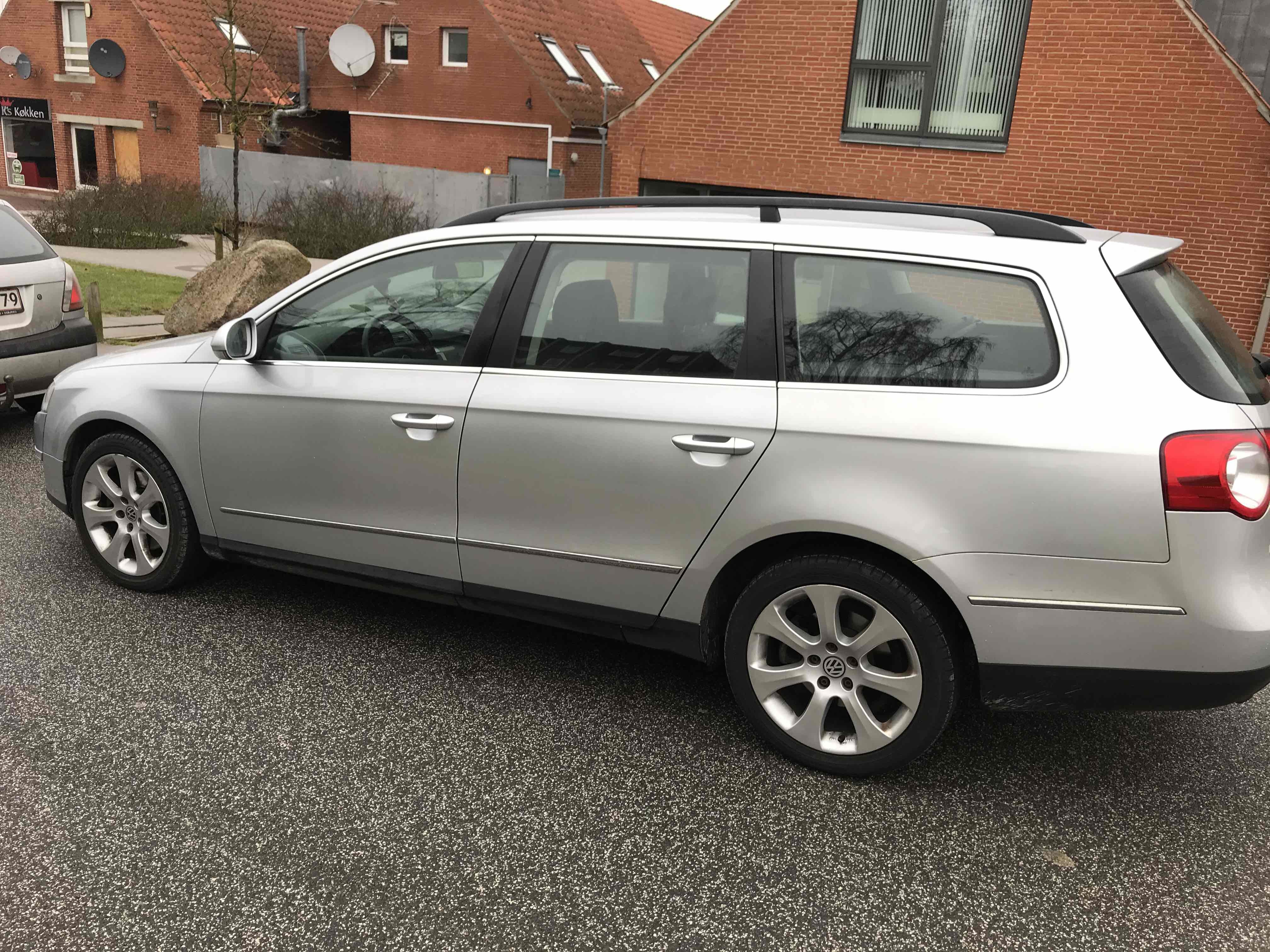 Sølv VW Passat fra 2006