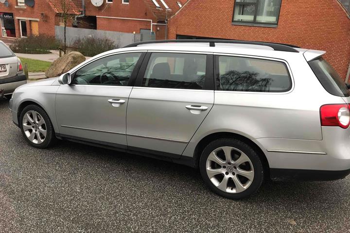 Sølv VW Passat fra 2006