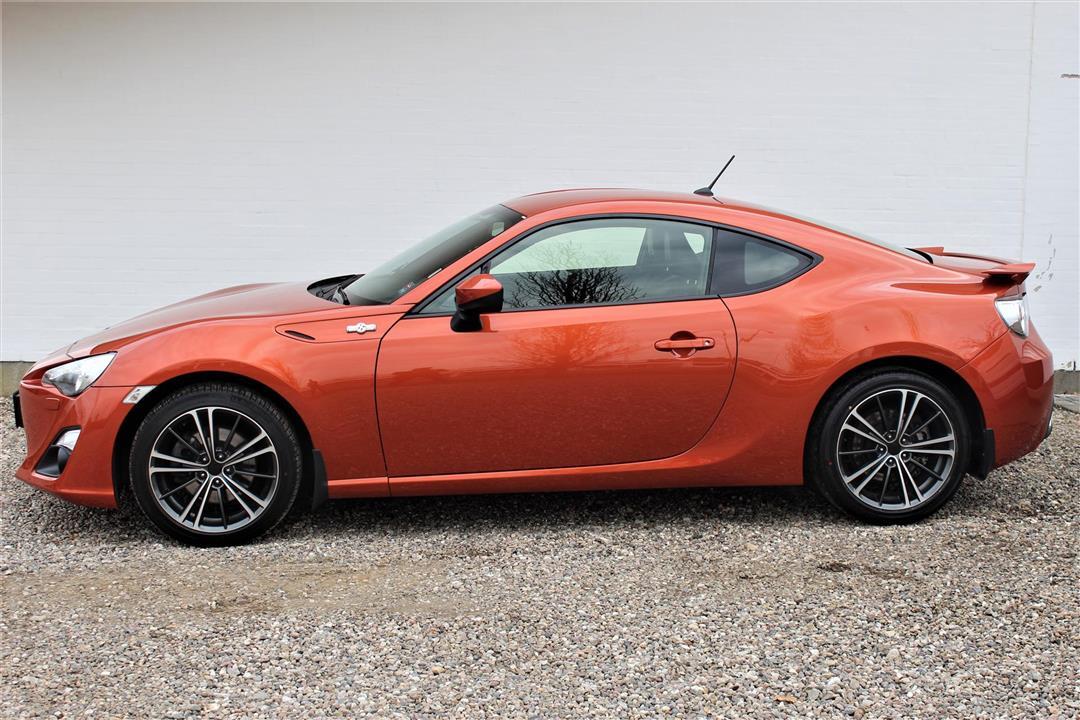 Orange Toyota GT86 fra 2014