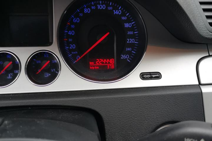 Grå VW Passat fra 2008