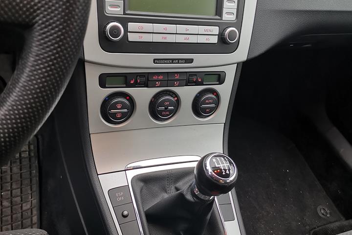 Grå VW Passat fra 2008