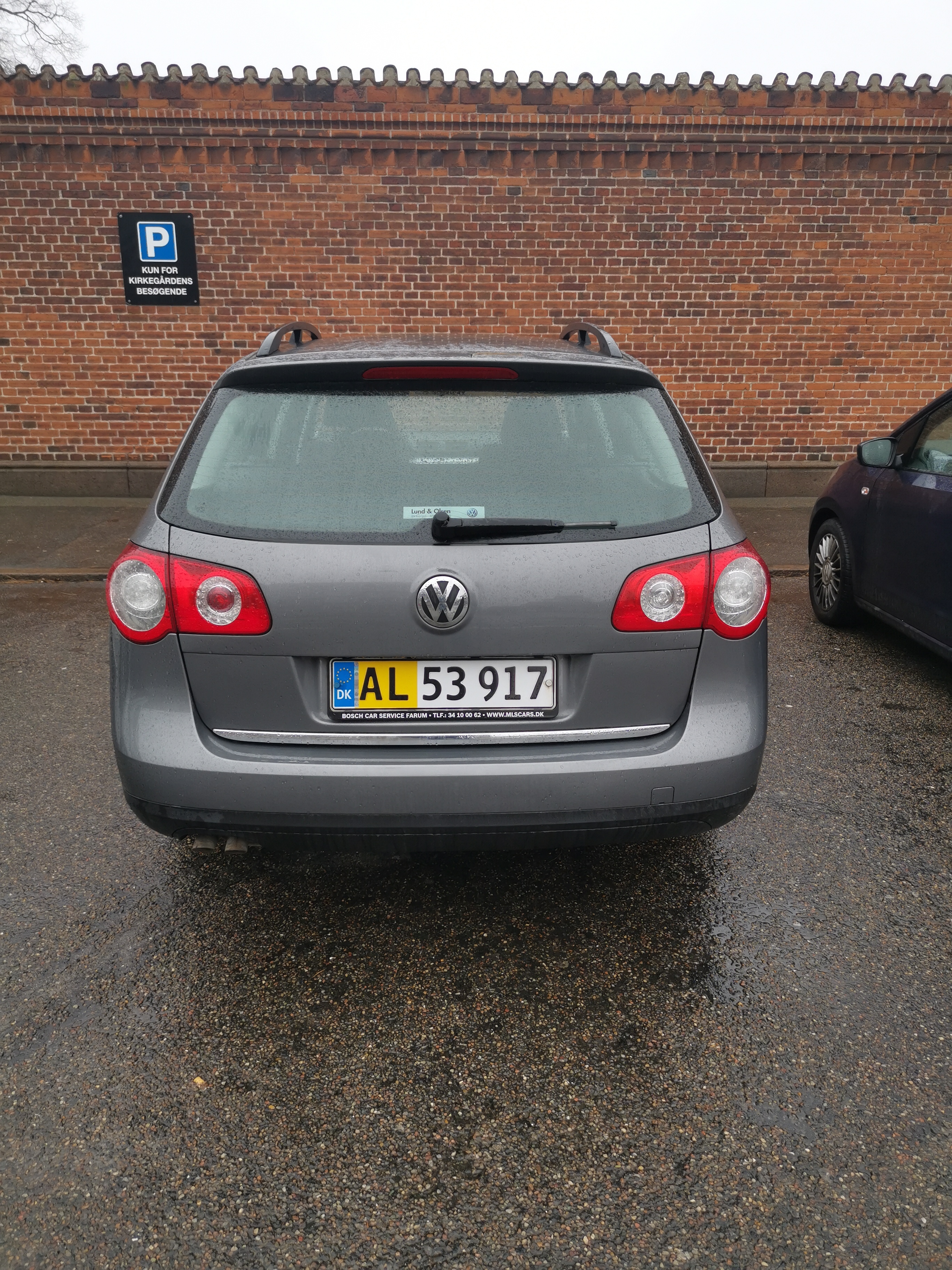 Grå VW Passat fra 2008