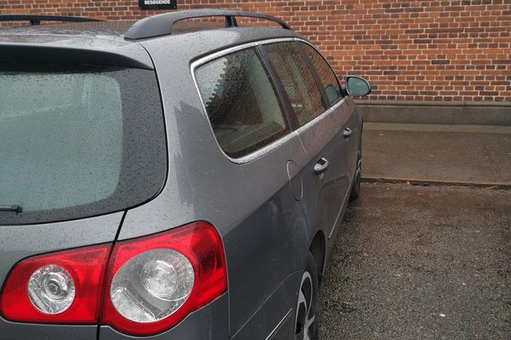 Grå VW Passat fra 2008