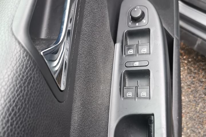 Grå VW Passat fra 2008