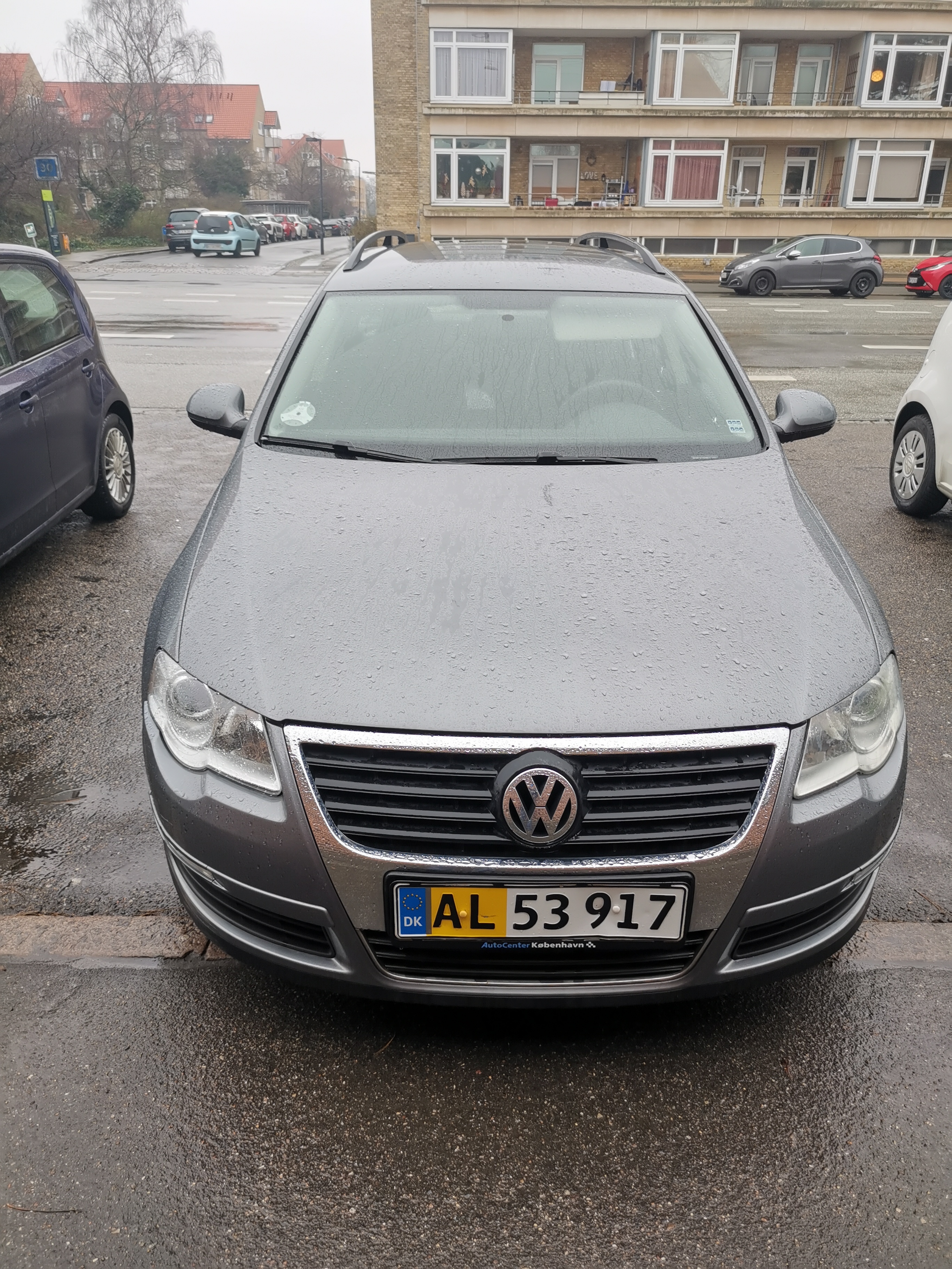 Grå VW Passat fra 2008