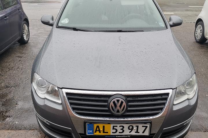 Grå VW Passat fra 2008