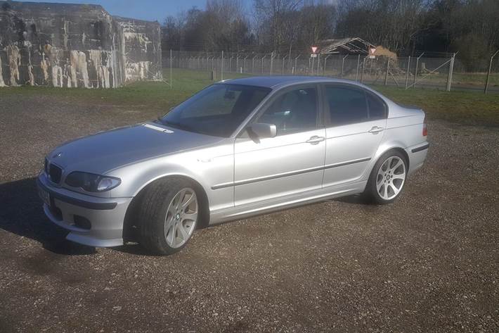 Grå BMW 320 fra 2003