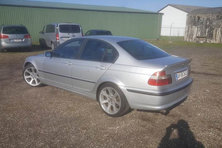 Grå BMW 320 fra 2003