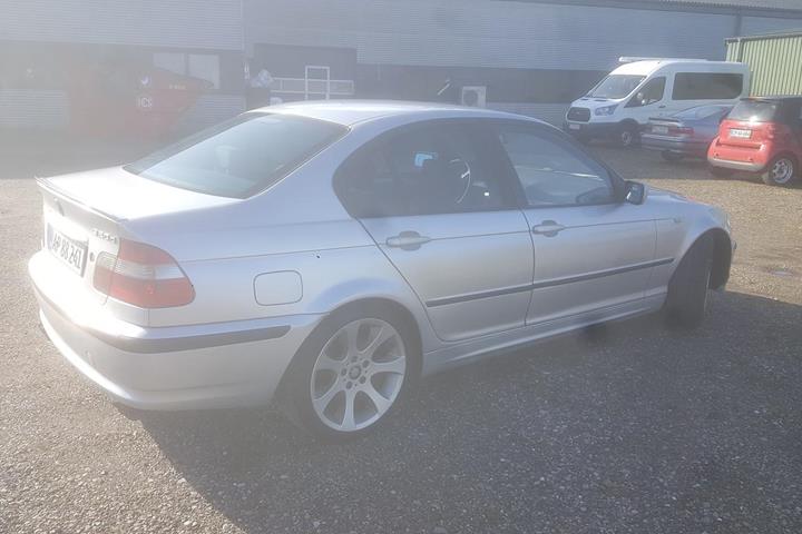 Grå BMW 320 fra 2003