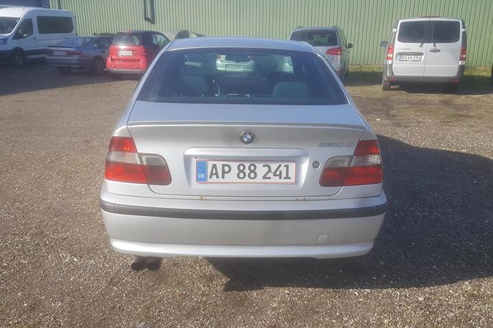 Grå BMW 320 fra 2003