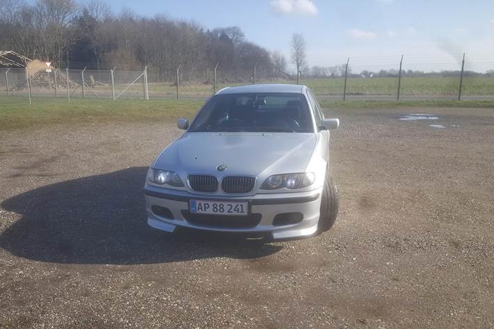 Grå BMW 320 fra 2003