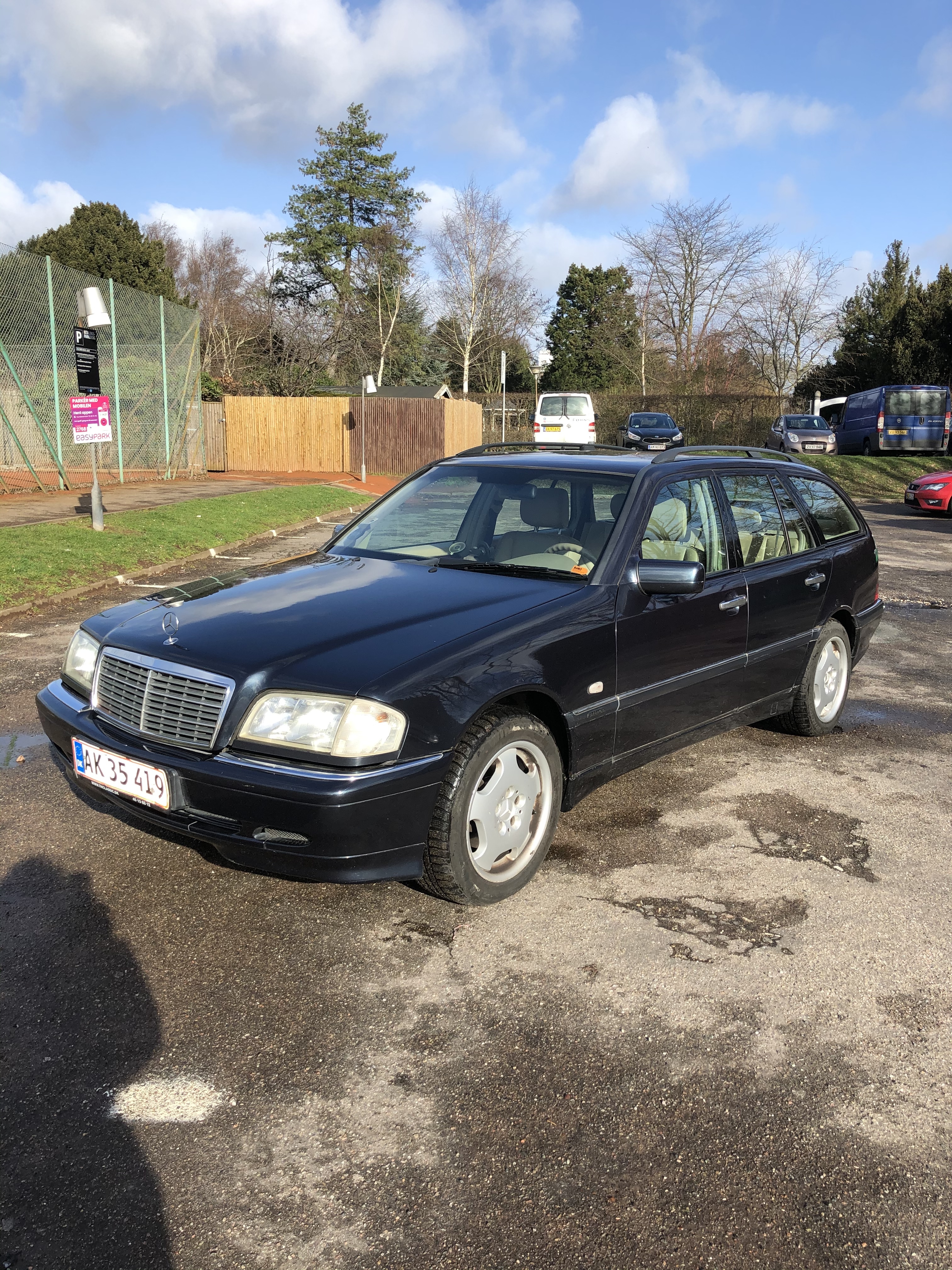 Blå Mercedes C200 d fra 2000