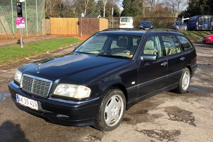 Blå Mercedes C200 d fra 2000