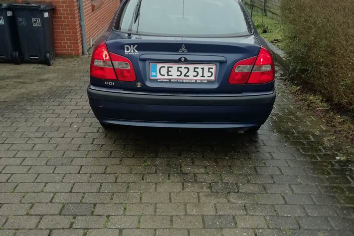 Blå Mitsubishi Carisma fra 2002