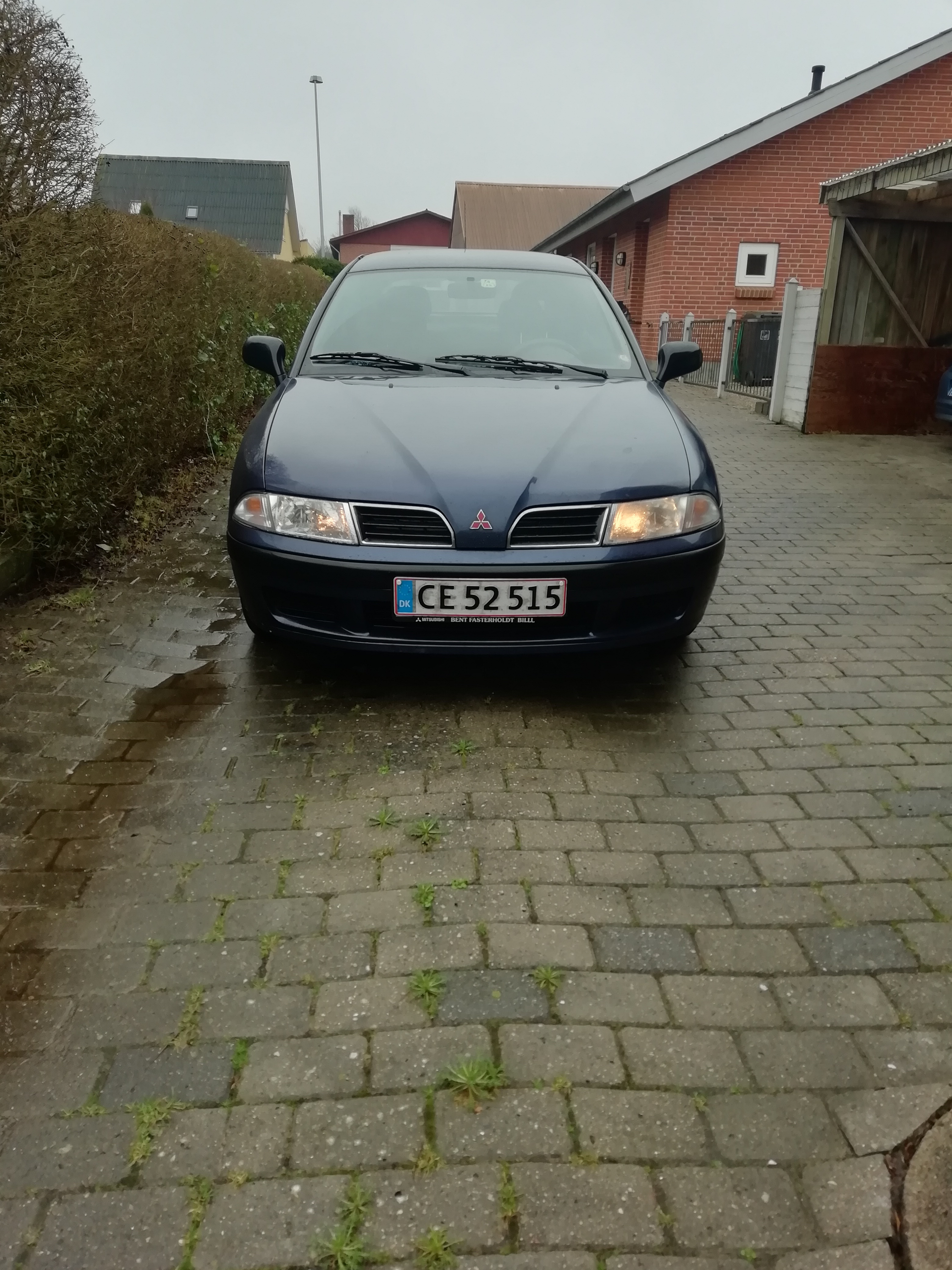 Blå Mitsubishi Carisma fra 2002