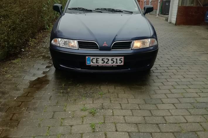 Blå Mitsubishi Carisma fra 2002