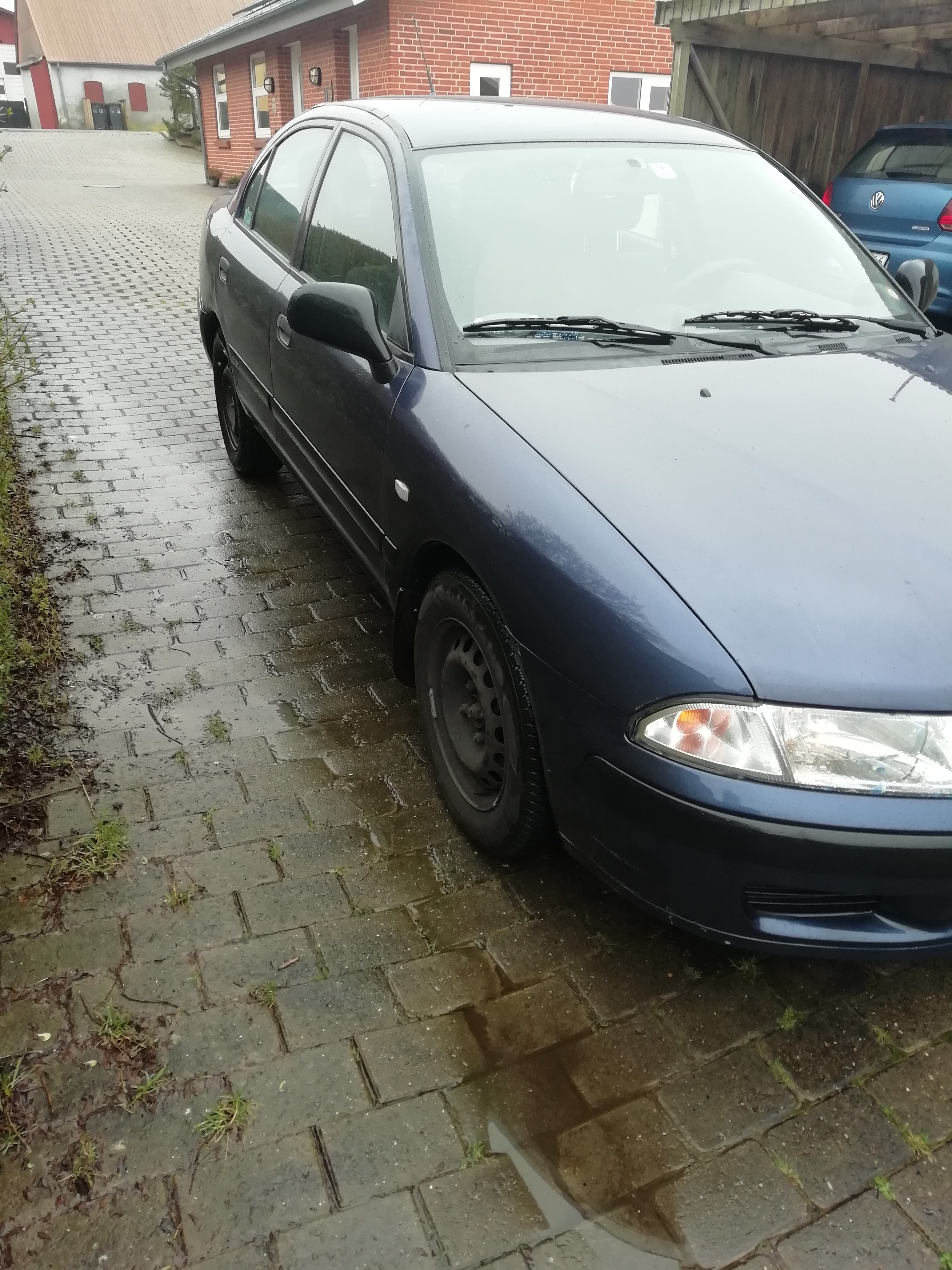 Blå Mitsubishi Carisma fra 2002