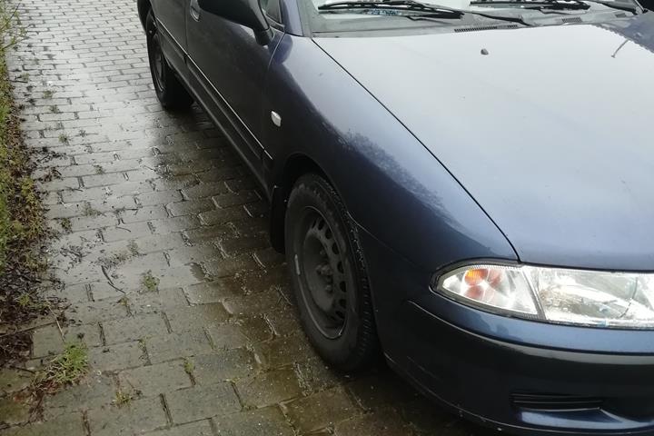 Blå Mitsubishi Carisma fra 2002