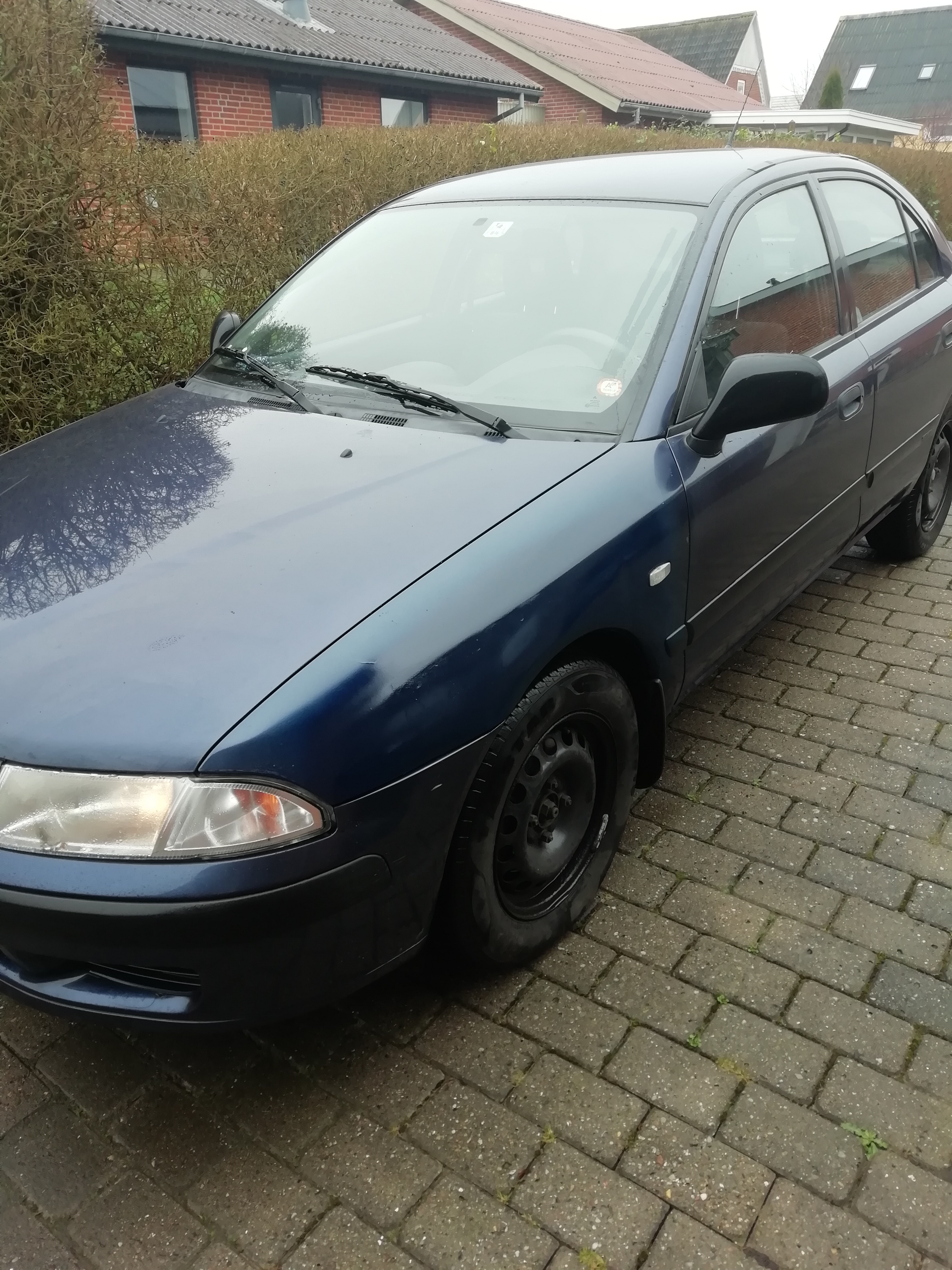Blå Mitsubishi Carisma fra 2002