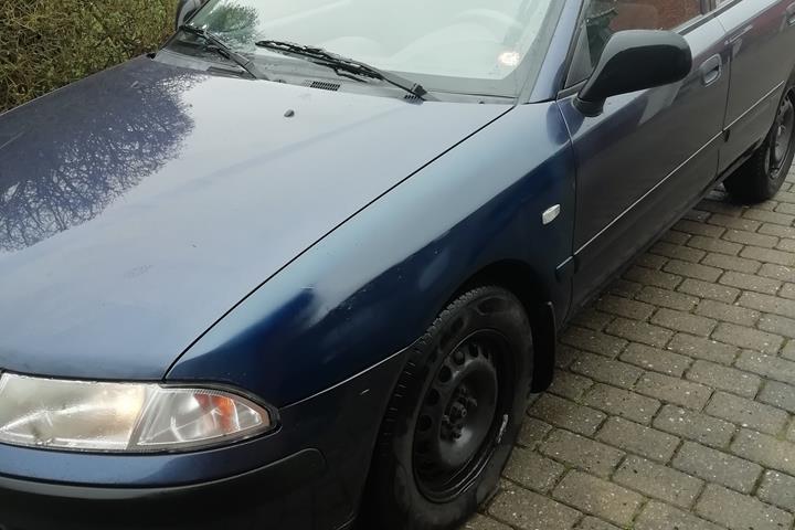 Blå Mitsubishi Carisma fra 2002