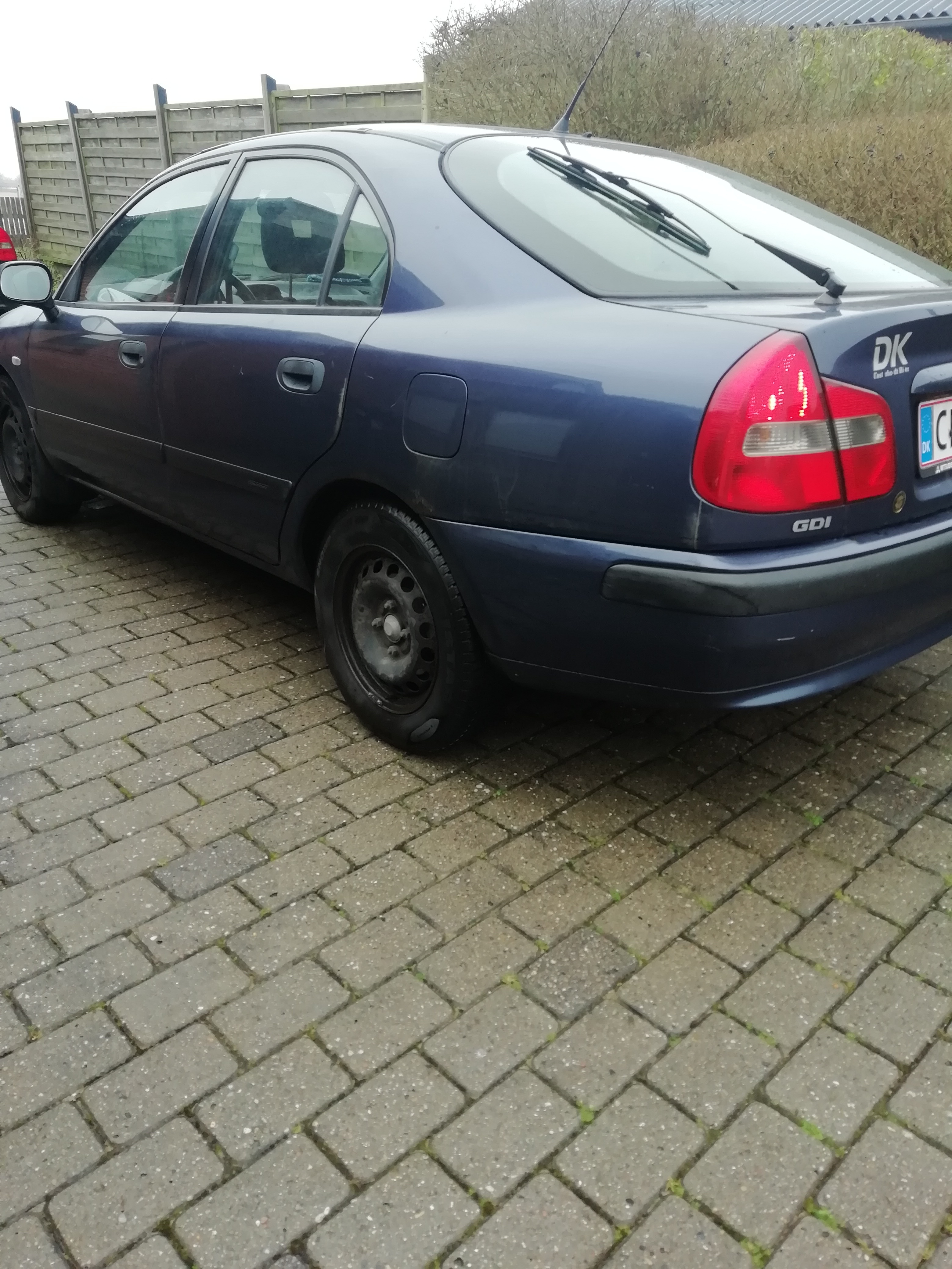 Blå Mitsubishi Carisma fra 2002