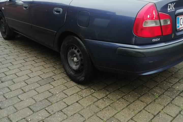 Blå Mitsubishi Carisma fra 2002