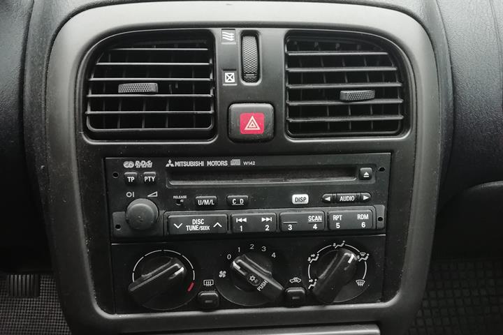 Blå Mitsubishi Carisma fra 2002