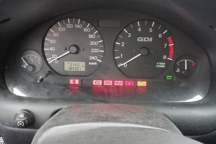 Blå Mitsubishi Carisma fra 2002