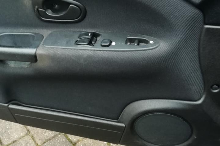 Blå Mitsubishi Carisma fra 2002