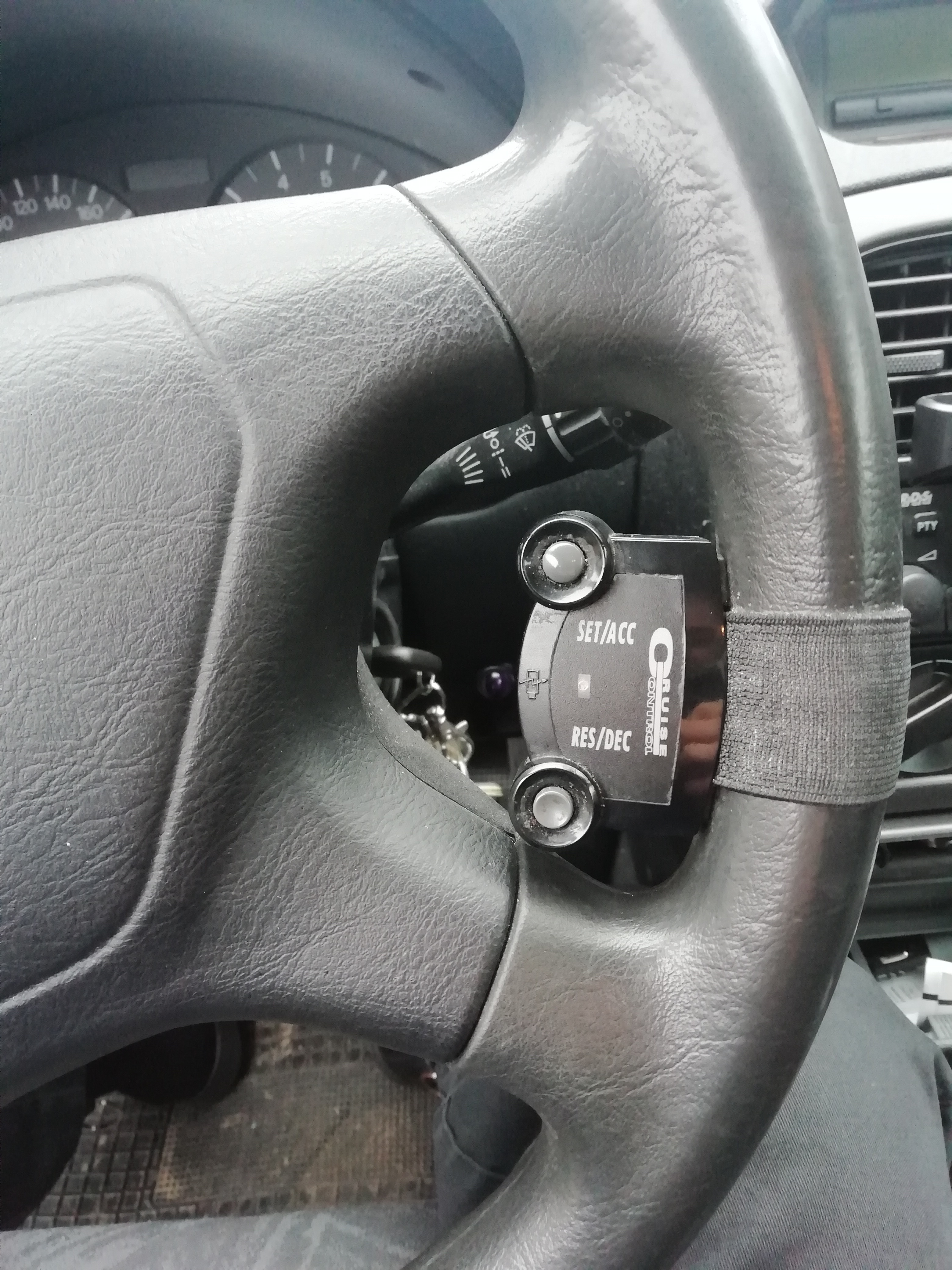 Blå Mitsubishi Carisma fra 2002