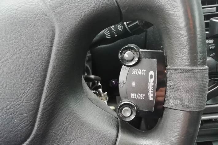 Blå Mitsubishi Carisma fra 2002