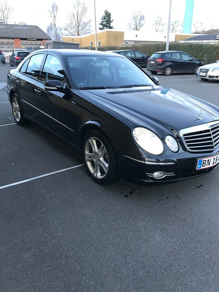 Sort Mercedes E230 fra 2007