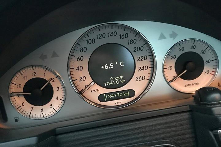 Sort Mercedes E230 fra 2007