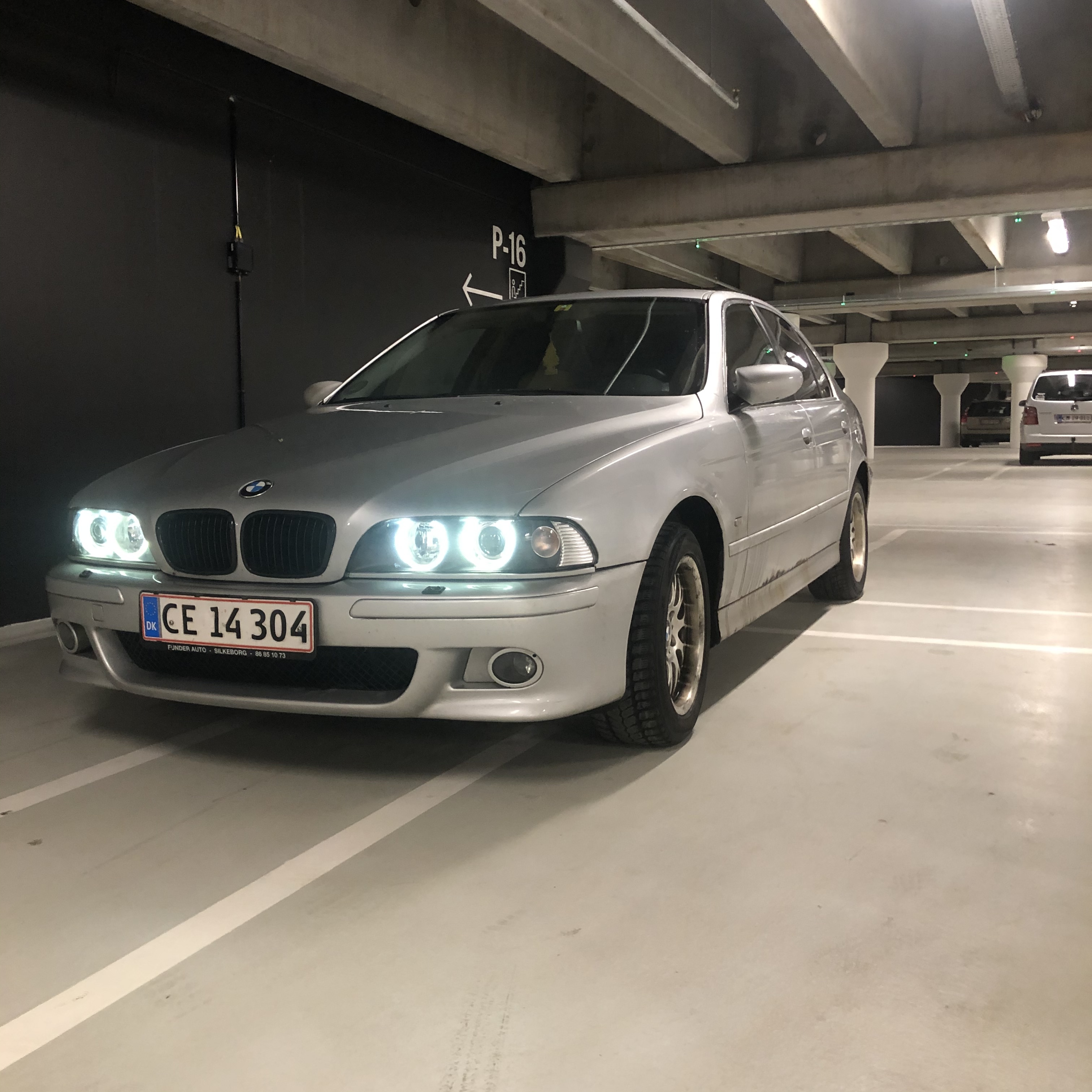 Sølv BMW 520i fra 2002