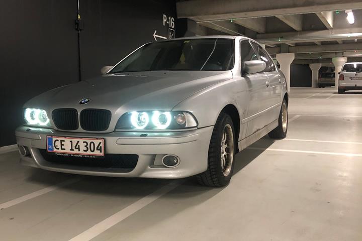 Sølv BMW 520i fra 2002
