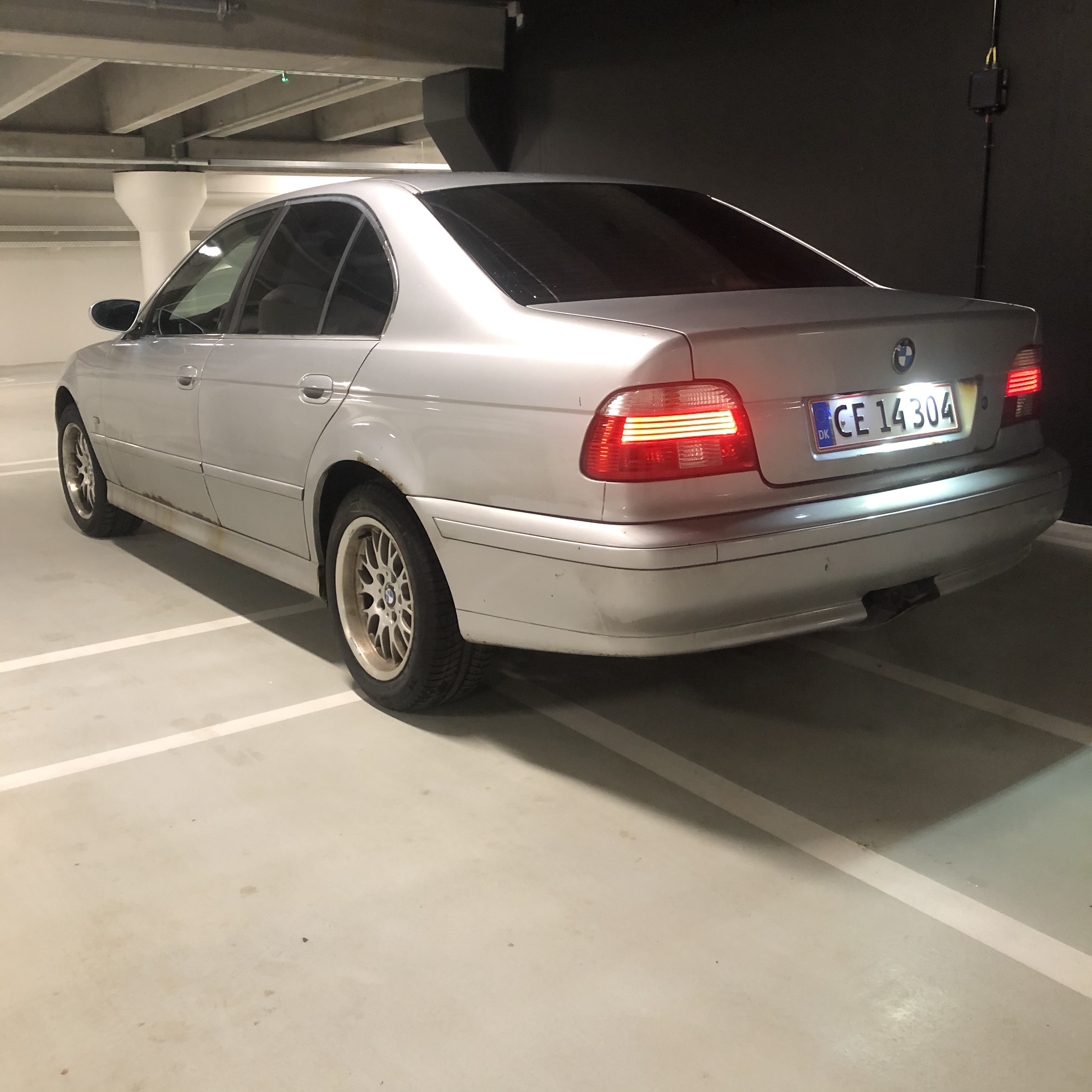 Sølv BMW 520i fra 2002