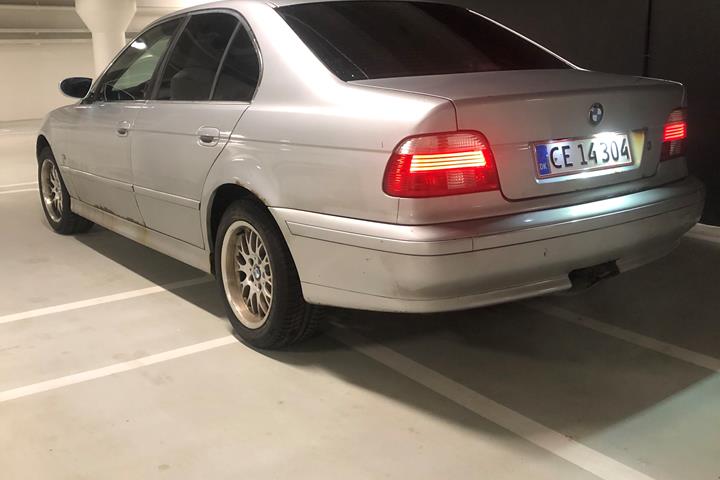 Sølv BMW 520i fra 2002