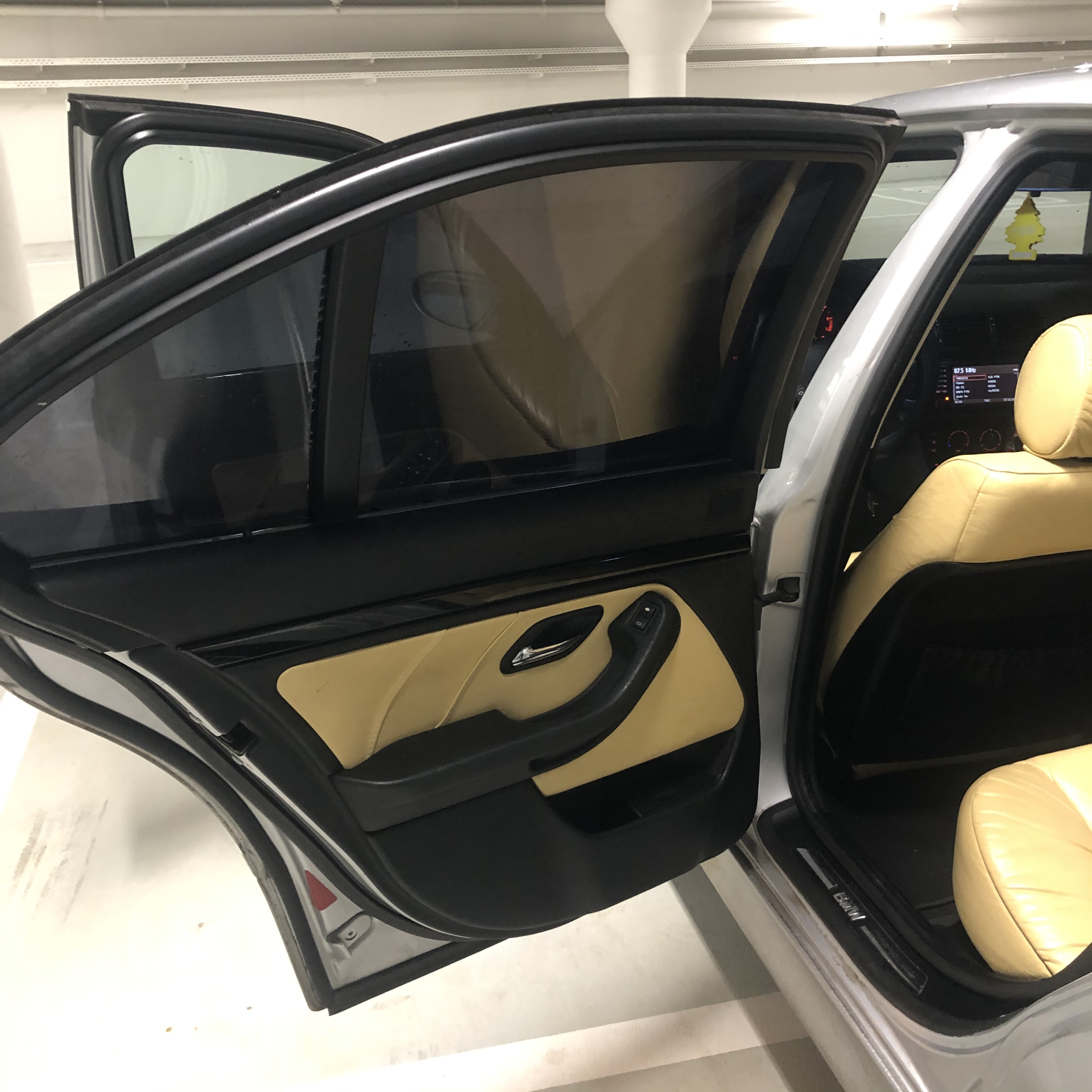 Sølv BMW 520i fra 2002