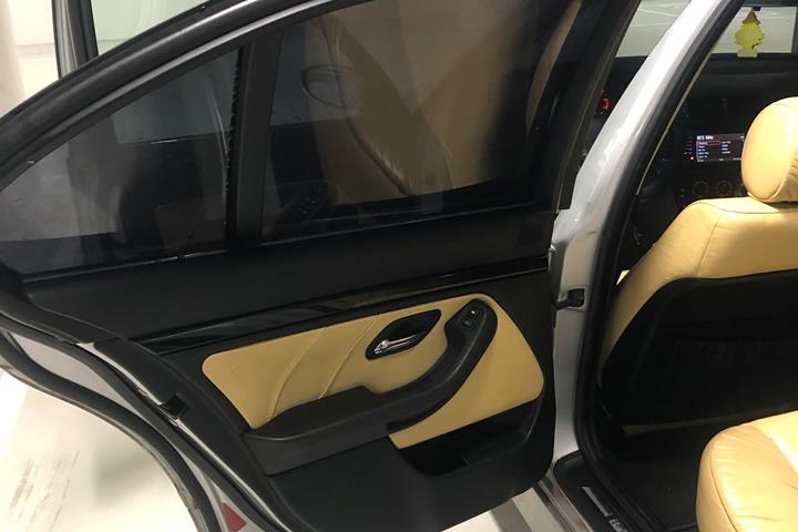 Sølv BMW 520i fra 2002