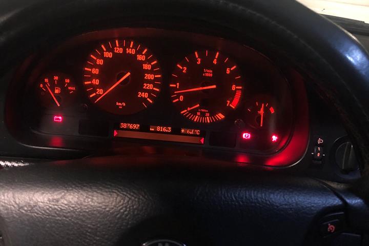 Sølv BMW 520i fra 2002