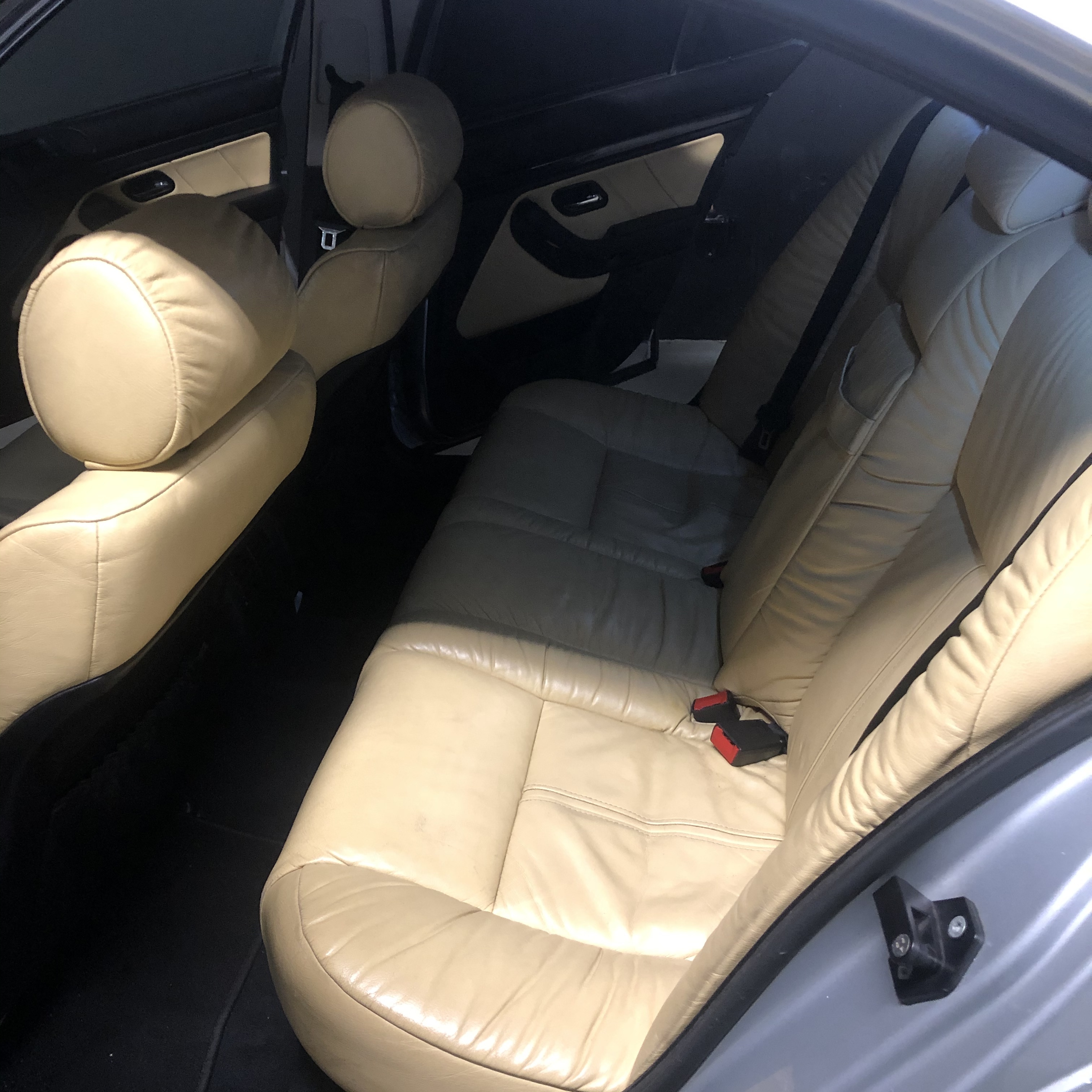 Sølv BMW 520i fra 2002