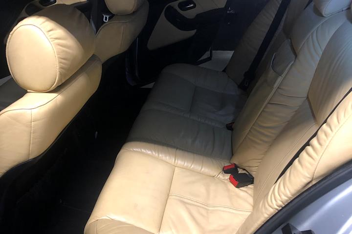 Sølv BMW 520i fra 2002