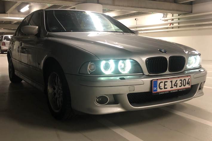 Sølv BMW 520i fra 2002